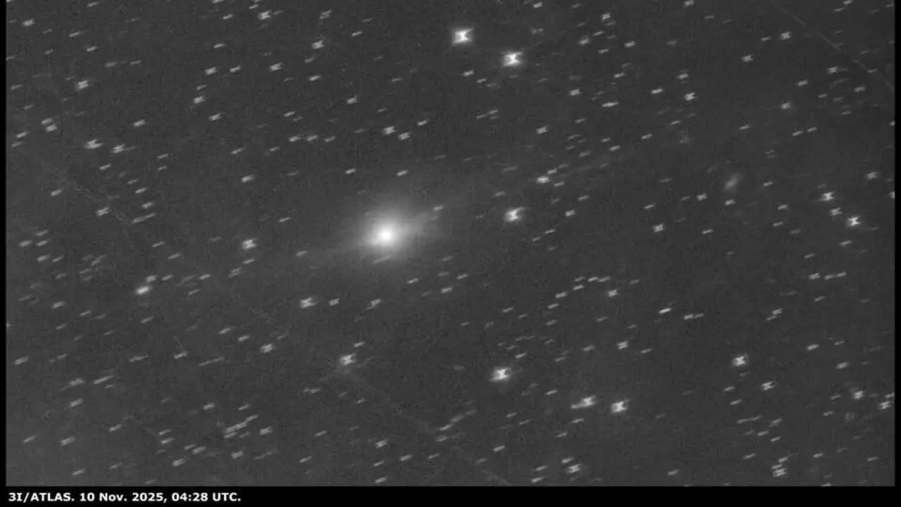 El cometa interestelar 3I/ATLAS sorprende al mundo: así luce su misteriosa cola en la nueva imagen captada desde Italia