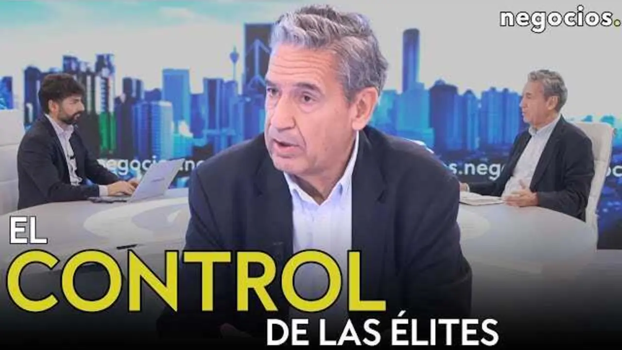 Juan Antonio de Castro durante la entrevista en Negocios TV donde expone la influencia de las élites en el poder mediático global.<br>                        <br>                        <br>                        <br>                      