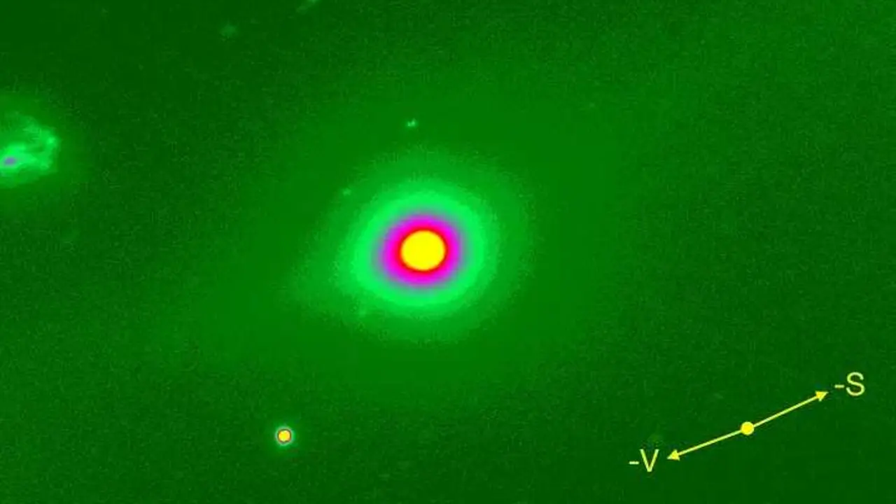 Una imagen térmicamente realzada de 3I/ATLAS revela bandas de calor concéntricas en capas, un halo exterior inclinado que se resiste a los vectores solar y de velocidad, y rasgos estructurales que desafían el comportamiento natural de un cometa. usaherald