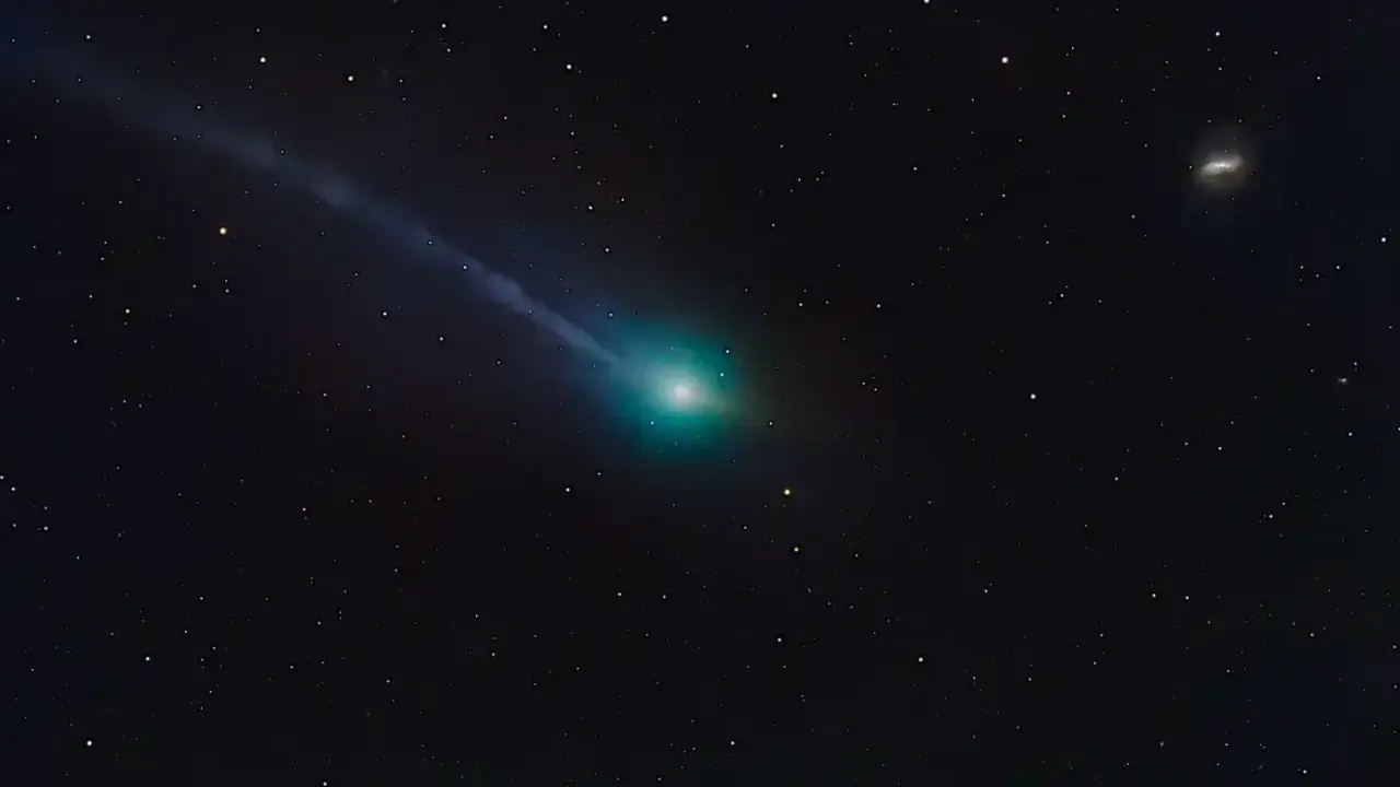 La imagen capturada el 2025-11-16 entre las 11:53:50~12:23:20 (UTC) muestra tres chorros separados de cola iónica, ¿y una anticola? ¿O la cola de polvo?
Crédito: Satoru Murata