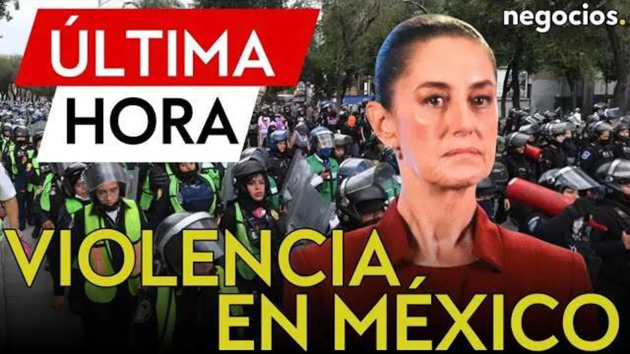 Jóvenes manifestantes avanzan por la avenida principal en la Ciudad de México durante la protesta de la Generación Z.<br>                        <br>                        <br>                        <br>                      