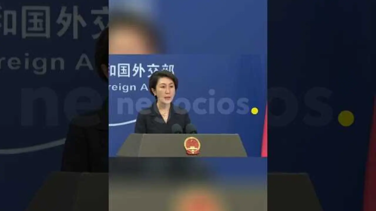 Captura del vídeo de Negocios TV donde se aborda la amenaza pública de China a Japón con fondo de mapas asiáticos y banderas nacionales.<br>                        <br>                        <br>                        <br>                      