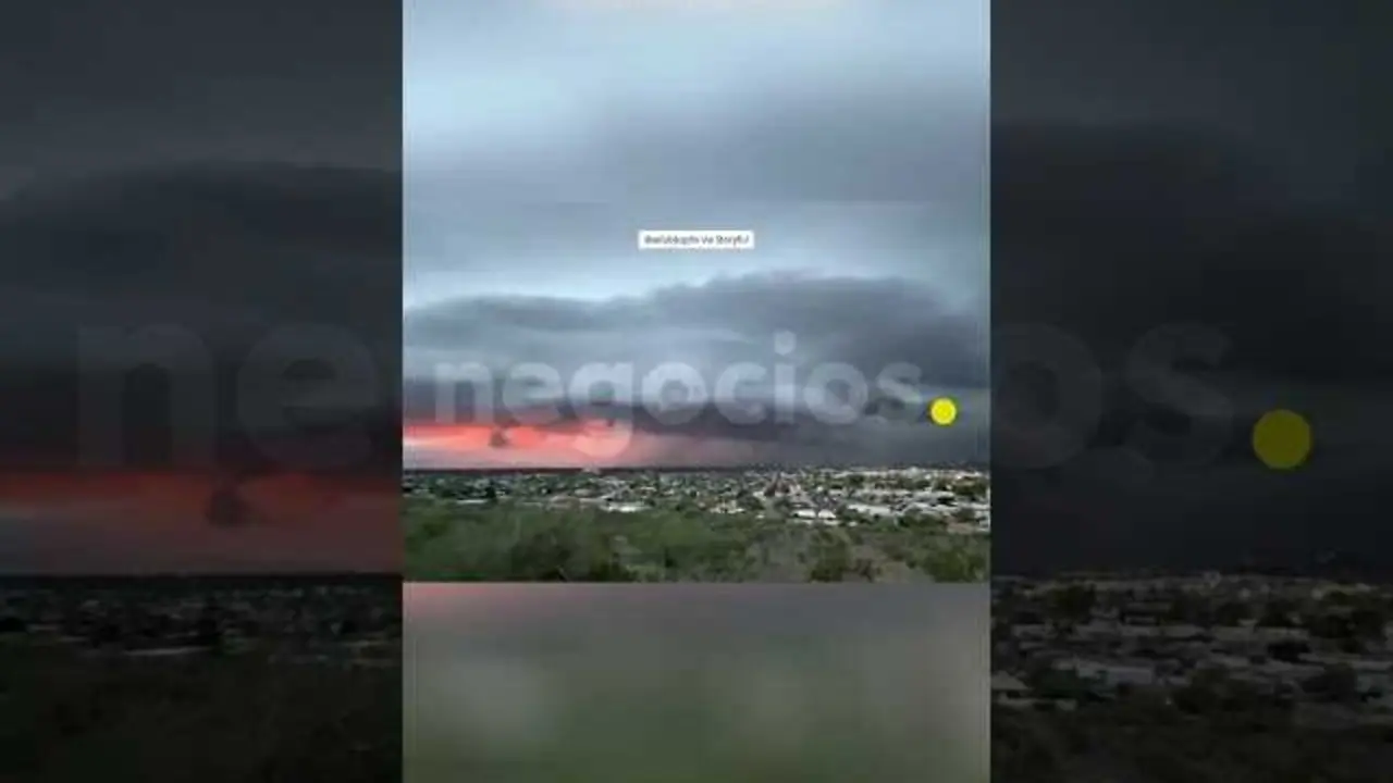 Imagen que muestra la tormenta roja sobre Phoenix, con un cielo iluminado por una intensa descarga eléctrica.<br>                        <br>                        <br>                        <br>                      