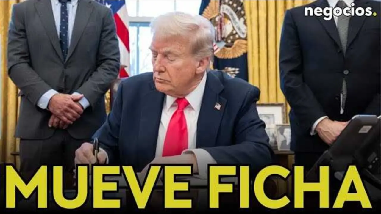 Donald Trump firmando la orden ejecutiva en un acto oficial con la bandera estadounidense al fondo.<br>                        <br>                        <br>                        <br>                      