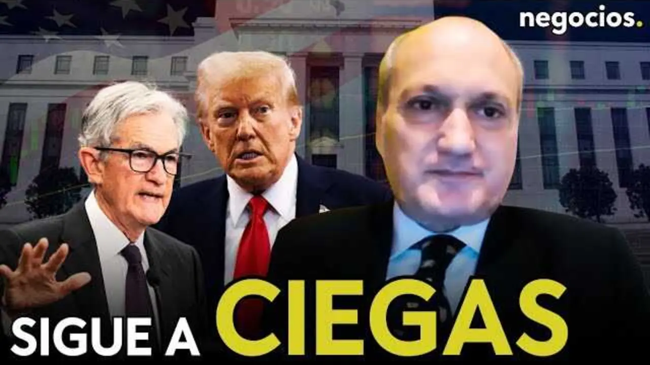 Jerome Powell en rueda de prensa, con gráficos económicos desenfocados y señales de alerta sobre datos económicos<br>                        <br>                        <br>                        <br>                      