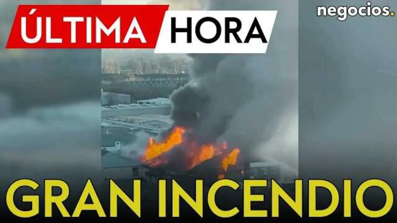 Columna de humo negro vista desde Londres debido a incendio en almacén de Southall, con bomberos trabajando en la escena<br>                        <br>                        <br>                        <br>                      