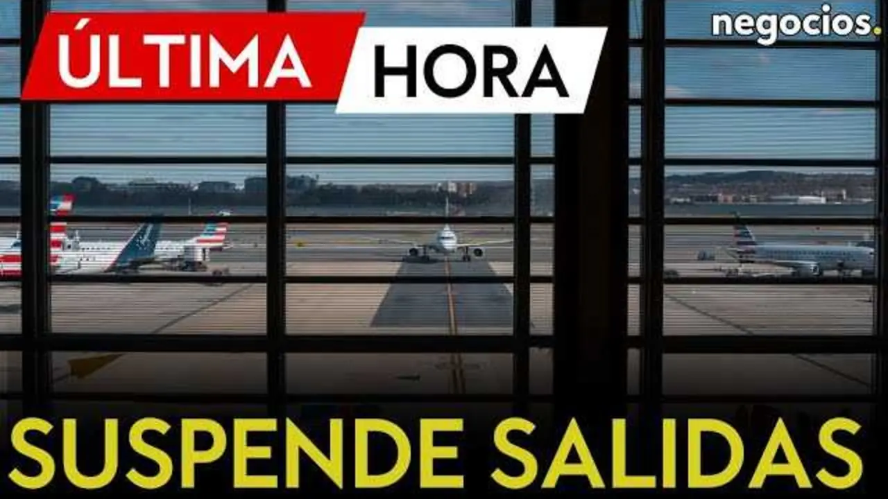 Vista del aeropuerto Ronald Reagan con policías y medios de seguridad desplegados tras la suspensión de salidas por alerta máxima.<br>                        <br>                        <br>                        <br>                      