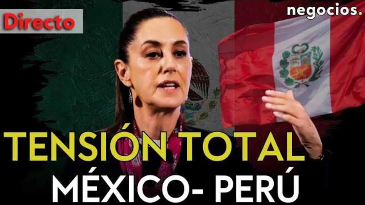 Claudia Sheinbaum ante una conferencia de prensa, con la bandera de México al fondo, reflejando la firme postura en la crisis diplomática con Perú<br>                        <br>                        <br>                        <br>                      
