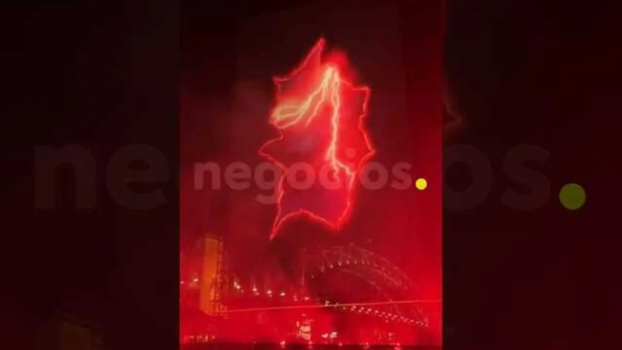 Imagen del portal luminoso de Stranger Things sobre el puerto de Sídney con la Ópera de fondo<br>                        <br>                        <br>                        <br>                      