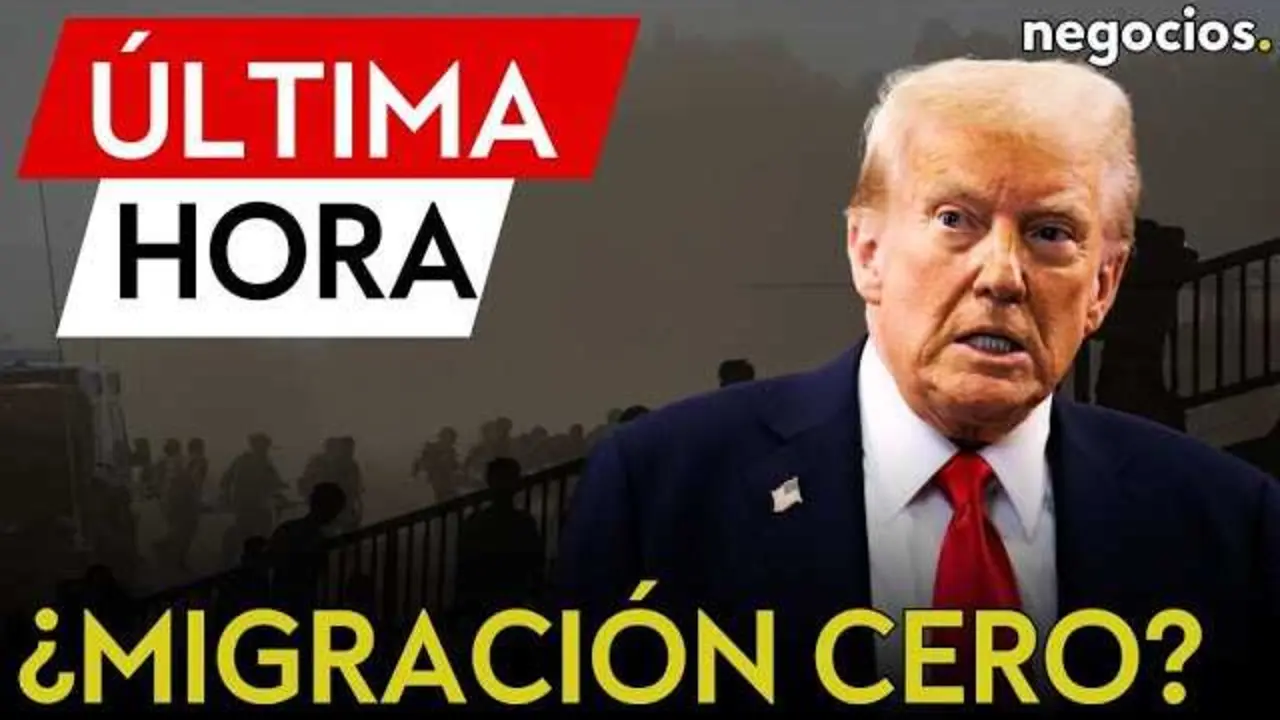 Donald Trump durante una conferencia de prensa, con gesto serio y micrófonos delante, imagen relacionada con medidas migratorias en Estados Unidos.<br>                        <br>                        <br>                        <br>                      