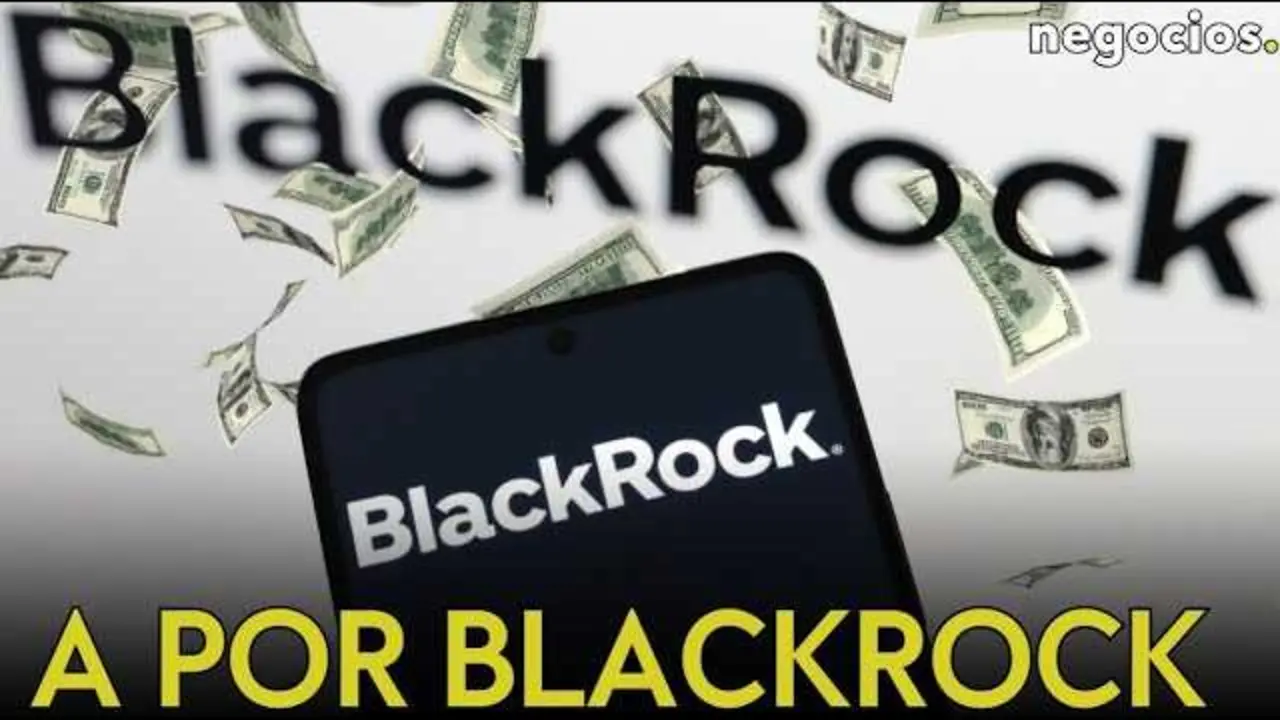 Brad Lander, contralor de Nueva York, frente a gráficos financieros y símbolos climáticos, ilustrando la tensión reciente contra BlackRock.<br>                        <br>                        <br>                        <br>                      