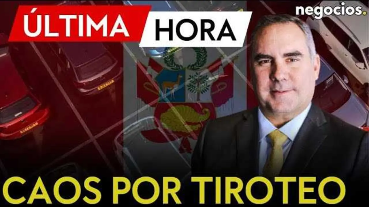 Fotografía del vehículo del candidato Rafael Belaunde tras el atentado armado en Cerro Azul, con los cristales destrozados por impactos de bala.<br>                        <br>                        <br>                        <br>                      