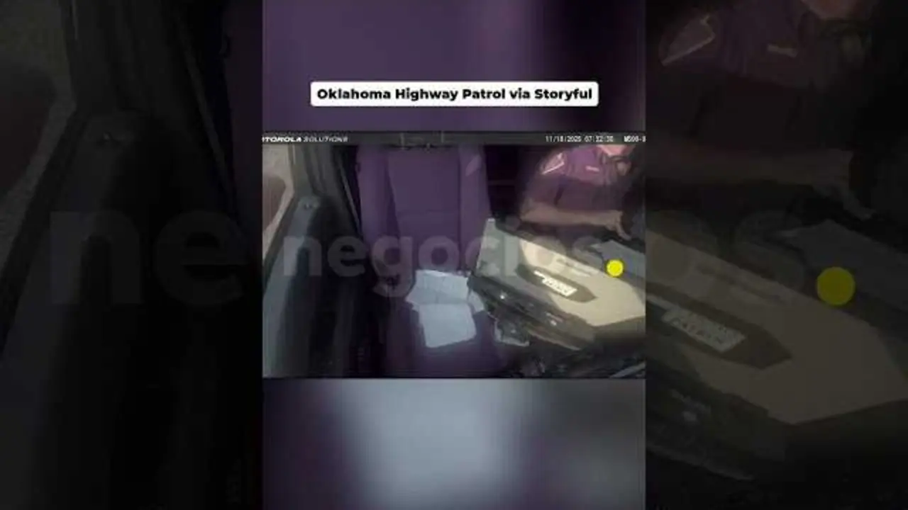 Captura del video viral que muestra neumáticos rodando hacia un coche policial en Oklahoma, ilustrando un incidente peligroso en la vía pública.<br>                        <br>                        <br>                        <br>                      