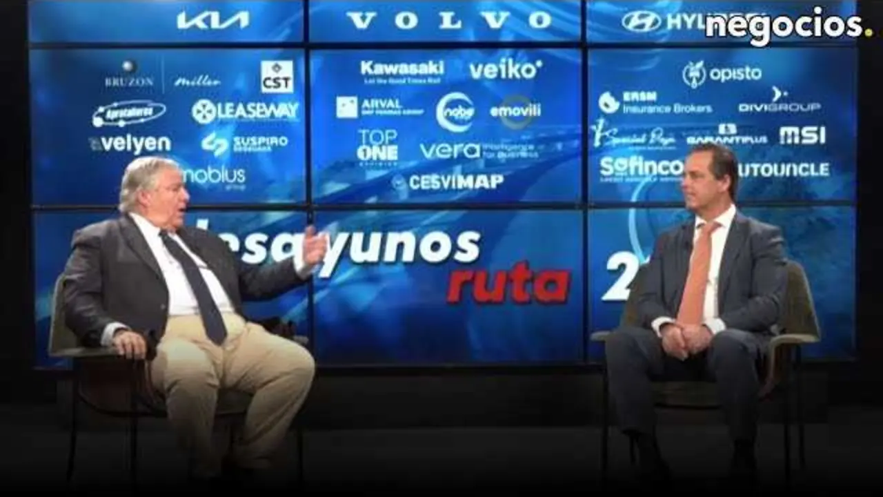 Vista frontal de un coche de hidrógeno moderno con fondo urbano, representando la movilidad del futuro.<br>                        <br>                        <br>                        <br>                      