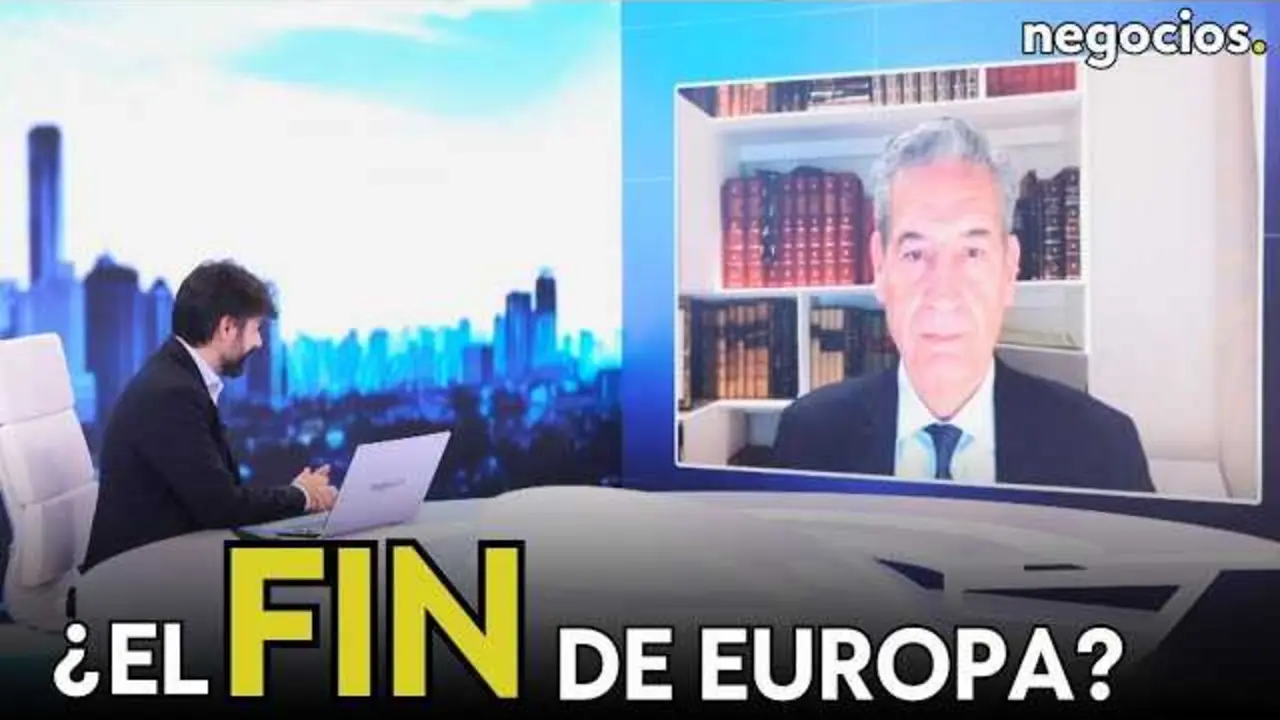 Retrato de Juan Antonio de Castro durante su intervención en Negocios TV, con fondo representativo de la Unión Europea.<br>                        <br>                        <br>                        <br>                      