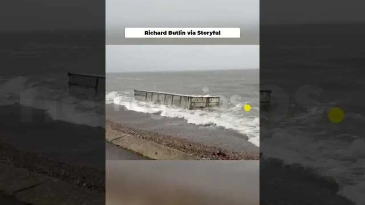 Contenedores varados en una playa de Inglaterra con la carga de bananas dispersa en la arena.<br>                        <br>                        <br>                        <br>                      