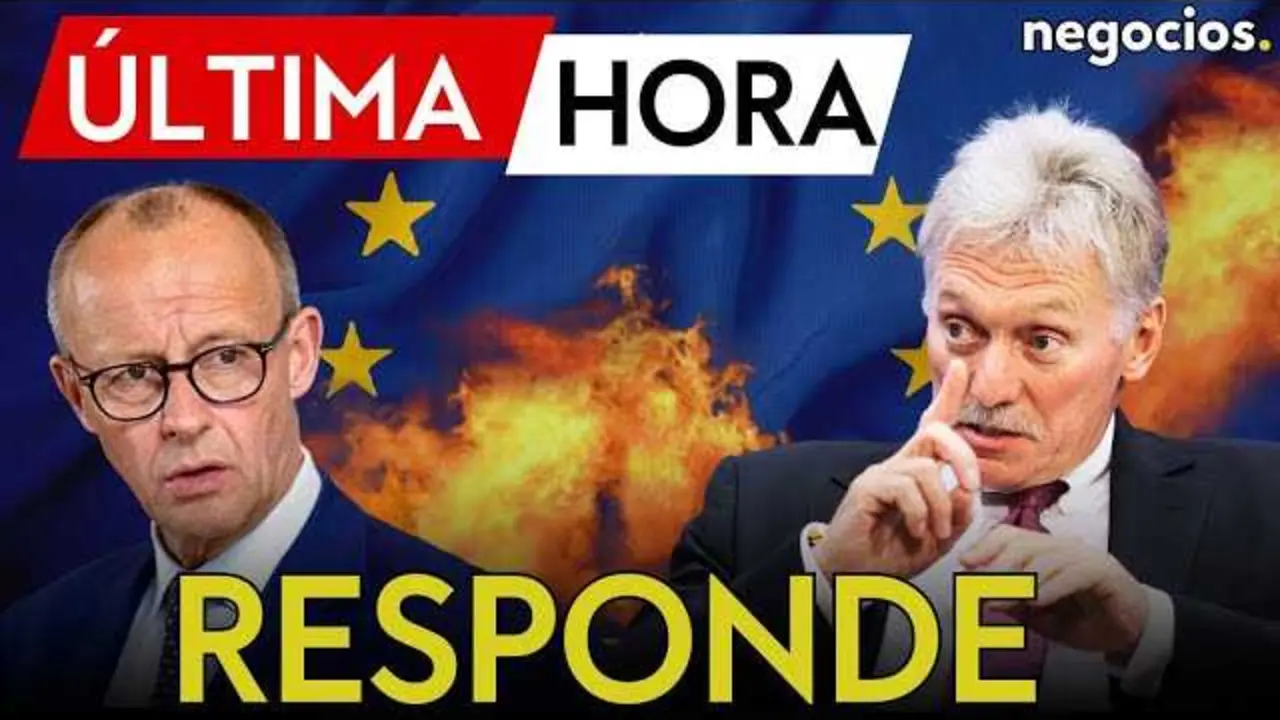 Dimitri Peskov dando declaraciones públicas en rueda de prensa con fondo de bandera rusa.<br>                        <br>                        <br>                        <br>                      