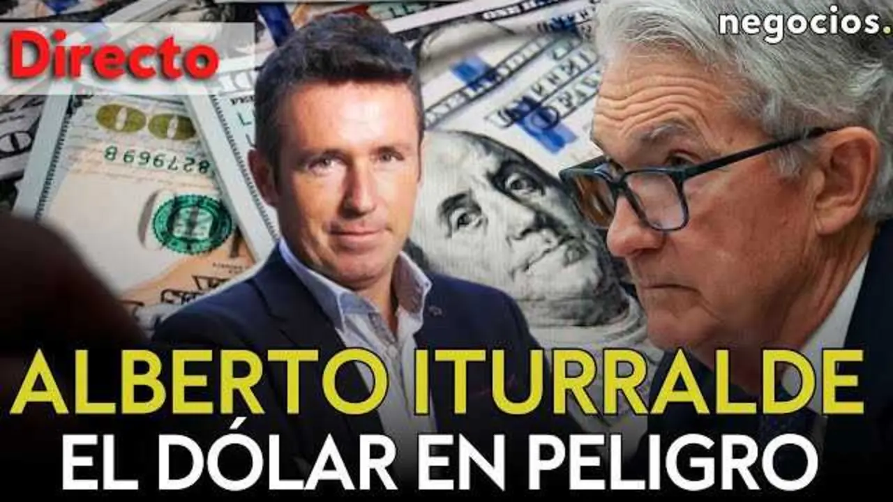 Jerome Powell durante una conferencia de prensa, con gráficos del mercado financiero y logos de Warner en el fondo.<br>                        <br>                        <br>                        <br>                      