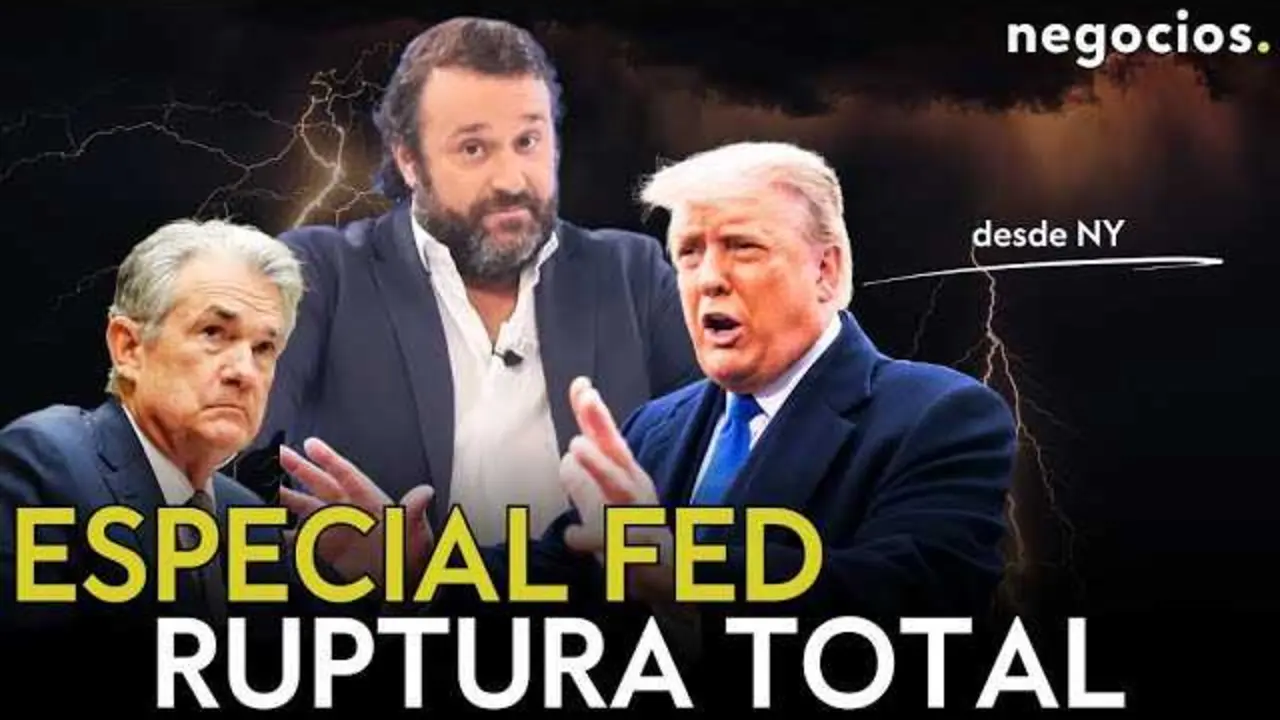 Imagen ilustrativa del anuncio de la Reserva Federal con gráficos económicos en pantalla y la figura de Jerome Powell.<br>                        <br>                        <br>                        <br>                      