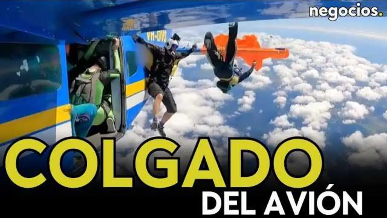 El paracaidista colgado del estabilizador del avión en pleno vuelo durante el incidente en Queensland, Australia.<br>                        <br>                        <br>                        <br>                      