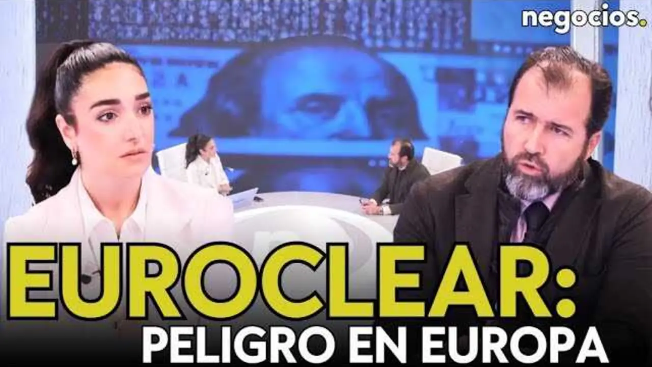Jos&eacute; Ignacio Enr&iacute;quez durante su an&aacute;lisis en 'El Cierre de Wall Street', frente a gr&aacute;ficos y datos econ&oacute;micos recientes.<br>                        <br>                        <br>                        <br>                      