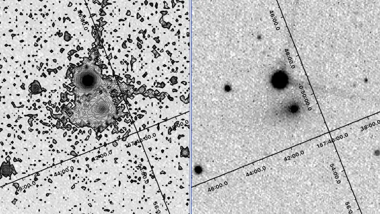 Imagen de 3I/ATLAS del 21.627 de diciembre de 2025 UTC (con un gr&aacute;fico de contornos a la izquierda). El chorro a la derecha (oeste) es la anticola que se dirige hacia el Sol. El campo es de 6 por 12 minutos de arco, y la duraci&oacute;n de la exposici&oacute;n es de 15 segundos en el telescopio orbital Maksutov de 0,15 m de NEOSSat. La cuadr&iacute;cula de coordenadas corresponde a la ecl&iacute;ptica de 2000. (Cr&eacute;dito de la imagen: D. D. Balam (DAO/NRC), C. E. Spratt (ret.), D. W. E. Green (CBAT), P. Langill (RAO/U. de Calgary), Omar Elmi (CSA), Jack Williams (CSA) y la Agencia Espacial Canadiense)