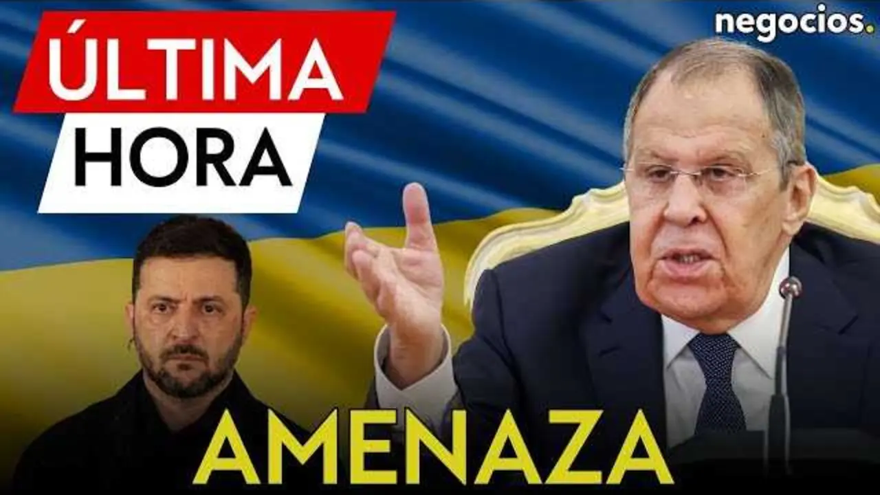 Serguei Lavrov en una rueda de prensa oficial, con fondo de banderas rusas, tras acusar a Ucrania de ataque con drones.<br>                        <br>                        <br>                        <br>                      