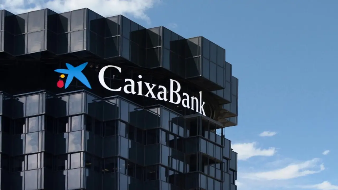 En la imagen: sede central de CaixaBank (Barcelona). La creaci&oacute;n de su Oficina de IA simboliza el surgimiento de una nueva era de innovaci&oacute;n financiera bajo rigurosos est&aacute;ndares &eacute;ticos y regulatorios