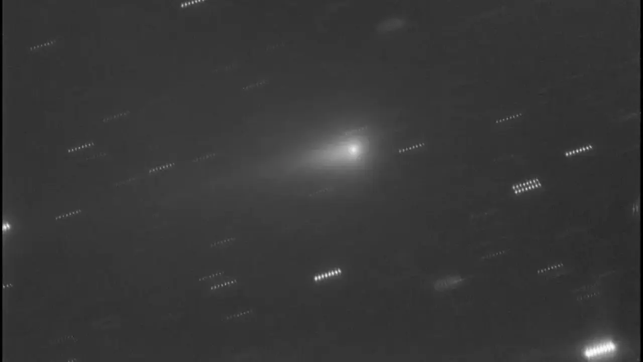 Imagen de 3I/ATLAS a las 3:34 UTC del 30 de diciembre de 2025, obtenida con nueve exposiciones de 120 segundos, tomada con las instalaciones del Proyecto Telescopio Virtual en Manciano, Italia. Se observa claramente un prominente chorro anticola en direcci&oacute;n al Sol, hacia la esquina inferior izquierda. Cr&eacute;dito de imagen: Telescopio Virtual