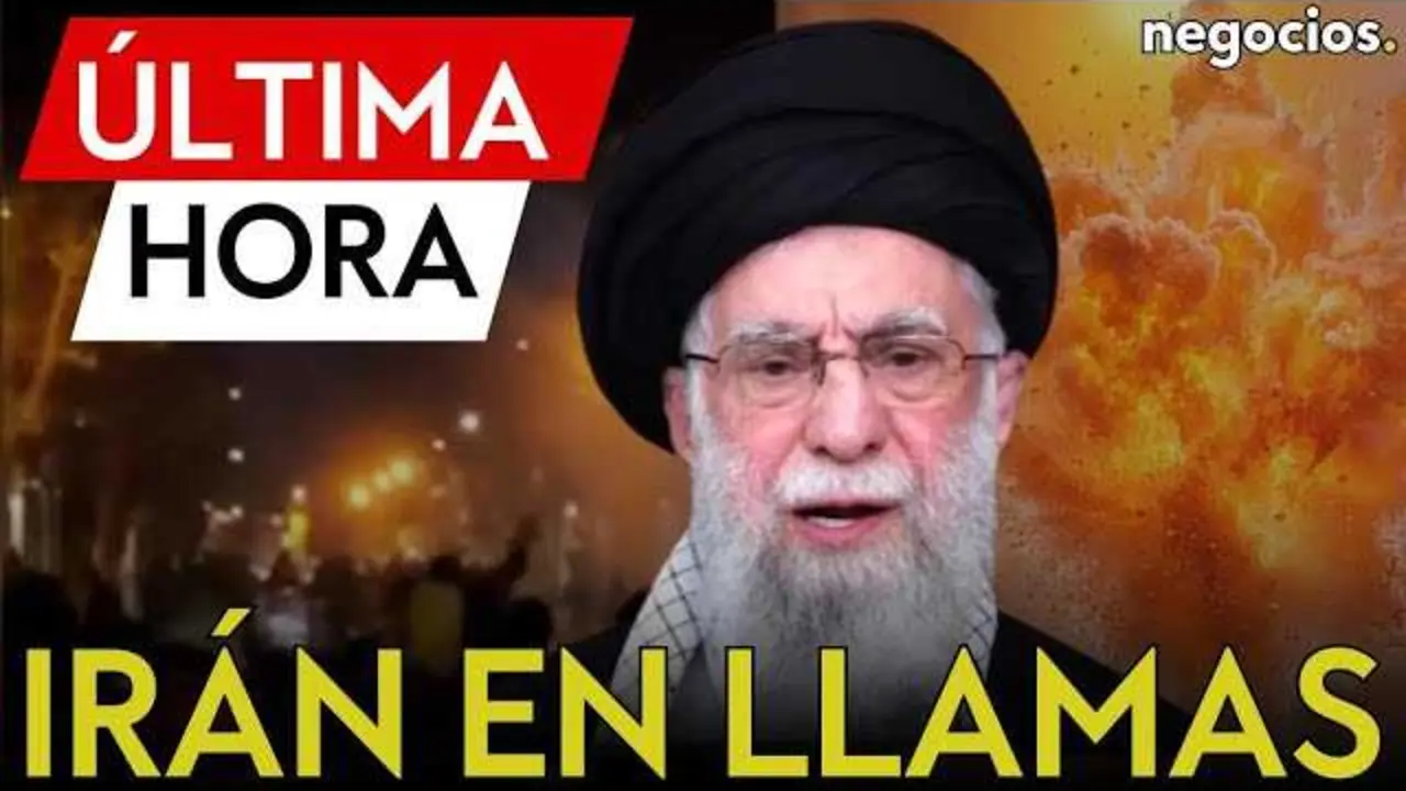 Imagen destacada de las protestas masivas en Ir&aacute;n contra el r&eacute;gimen de Jamenei, capturando la tensi&oacute;n social y pol&iacute;tica en el pa&iacute;s.<br>                        <br>                        <br>                        <br>                      