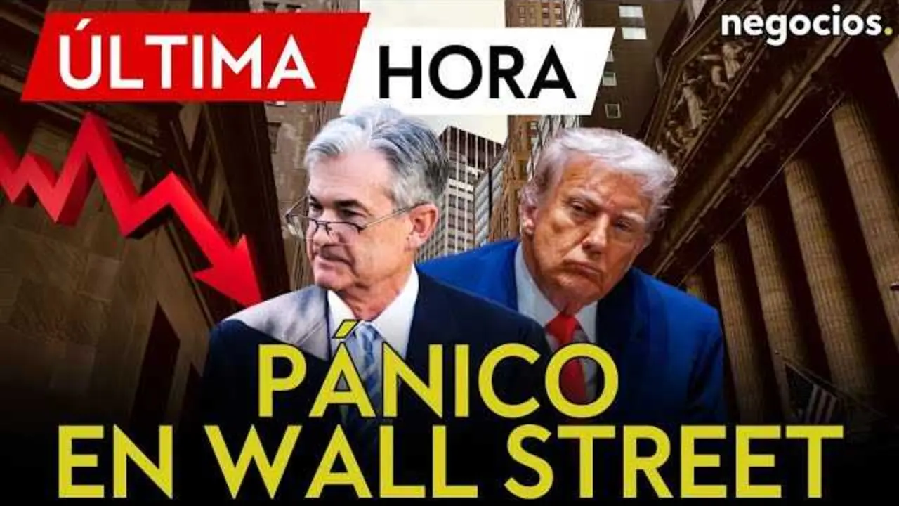Gr&aacute;fico del Dow Jones en ca&iacute;da junto a im&aacute;genes de Jerome Powell y Donald Trump durante la noticia del ataque legal y medidas financieras.<br>                        <br>                        <br>                        <br>                      