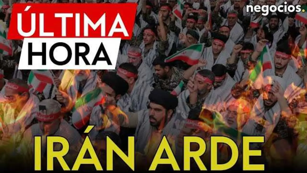 Imagen ilustrativa con la bandera de Ir&aacute;n y una multitud en protesta reflejando la crisis actual<br>                        <br>                        <br>                        <br>                      