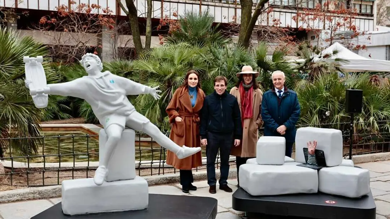 De izquierda a derecha: Paloma Segrelles, presidenta de fundaci&oacute;nSOL; alcalde de Madrid, Jos&eacute; Luis Mart&iacute;nez-Almeida; la autora de la escultura, Claudia Stilianopoulos; y Pedro Puig, presidente de Aldeas Infantiles SOS.