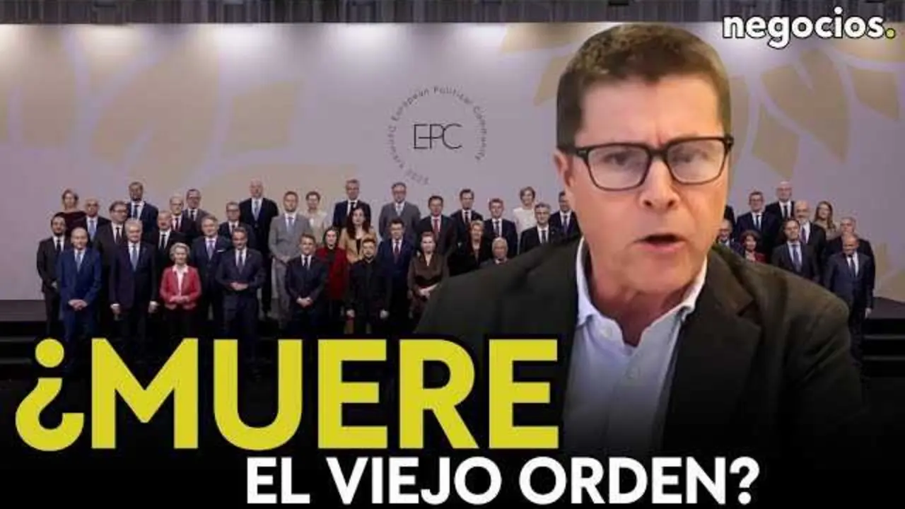 Fotograf&iacute;a ilustrativa relacionada con la conferencia de Davos 2026, mostrando el logo oficial en tonos sobrios.<br>                        <br>                        <br>                        <br>                      