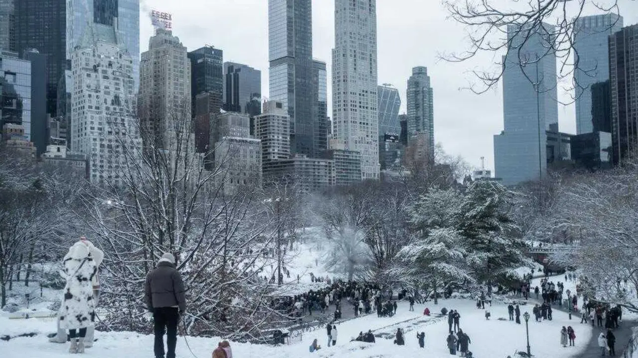 NEW YORK (United States), 27/12/2025.- People enjoy the winter weather in Central Park in New York, New York, USA, 27 December 2025. The worst of the forecasted winter storm missed the city but the snowfall was the largest since January 2022, with over 4 inches of snow, according to the National Weather Service. (tormenta, Nueva York) EFE/EPA/OLGA FEDOROVA