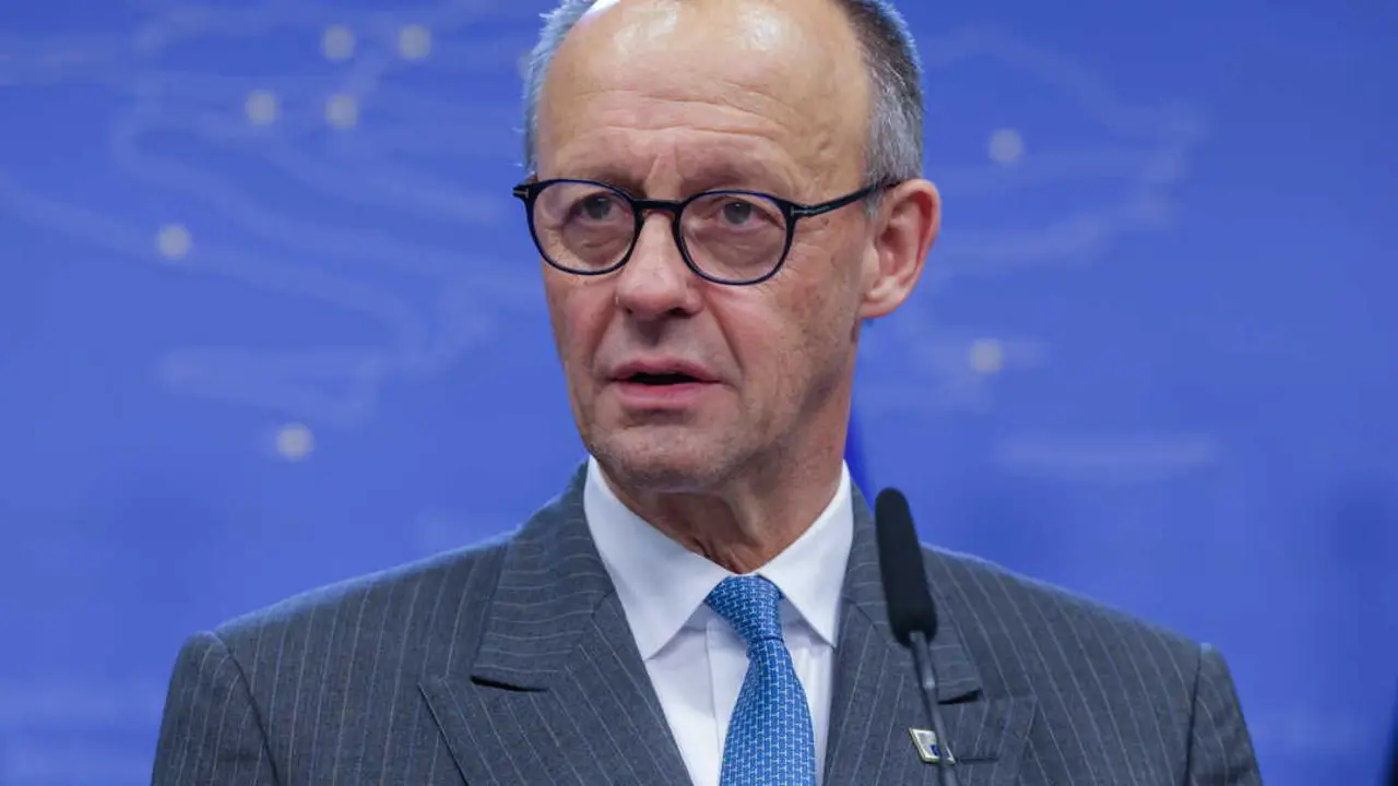 BRUSSELS (Belgium), 19/12/2025.- Chancellor of Germany Friedrich Merz speaks to the media at the end of first day of the EU Council Summit in Brussels, Belgium, 19 December 2025. EU leaders met to discuss the latest developments in Ukraine, the EU's next multiannual financial framework, the EU enlargement process, and the geoeconomic situation in the European Union. (B&eacute;lgica, Alemania, Ucrania, Bruselas) EFE/EPA/OLIVIER MATTHYS