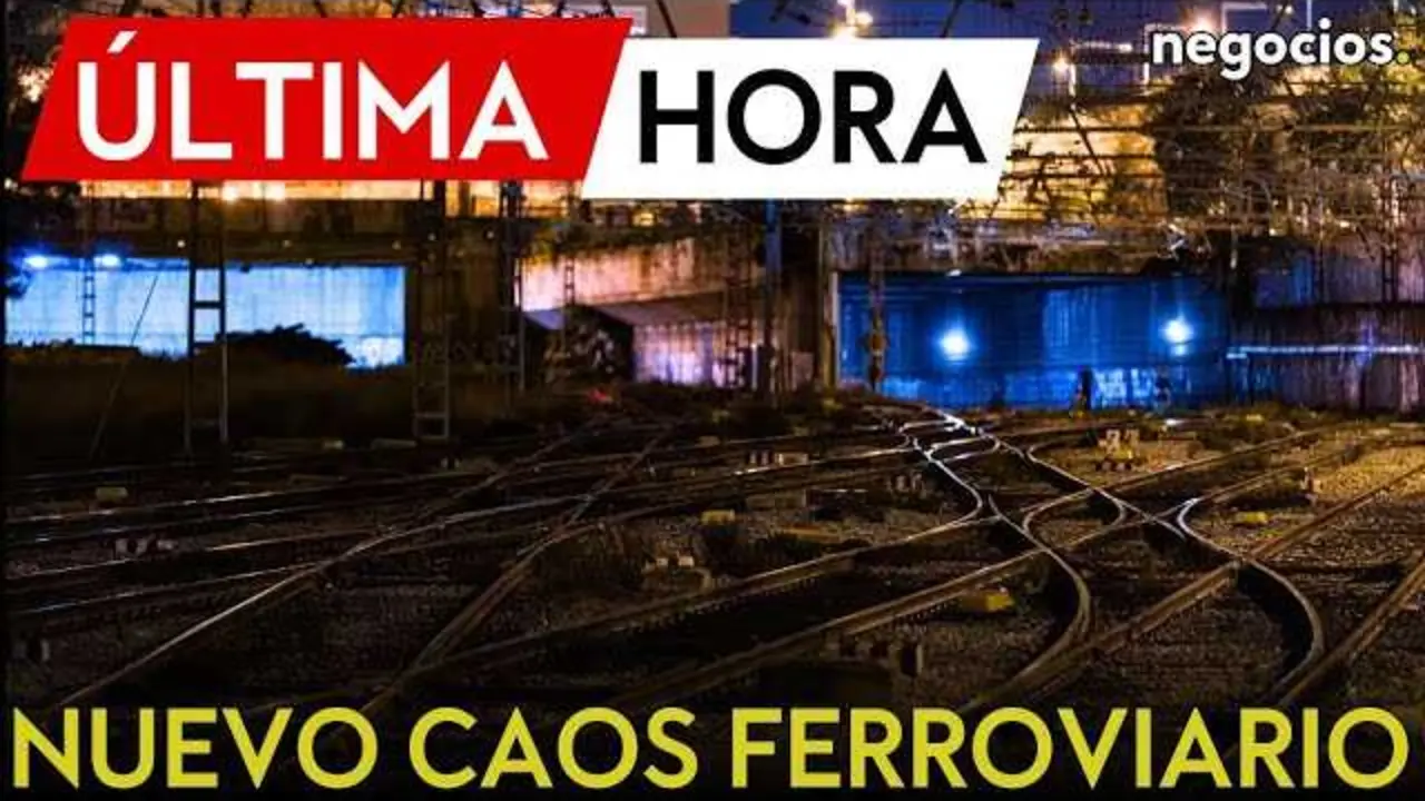 Imagen que muestra un tren detenido por el fallo en la se&ntilde;alizaci&oacute;n en una de las estaciones afectadas de Rodalies en Catalu&ntilde;a.<br>                        <br>                        <br>                        <br>                      