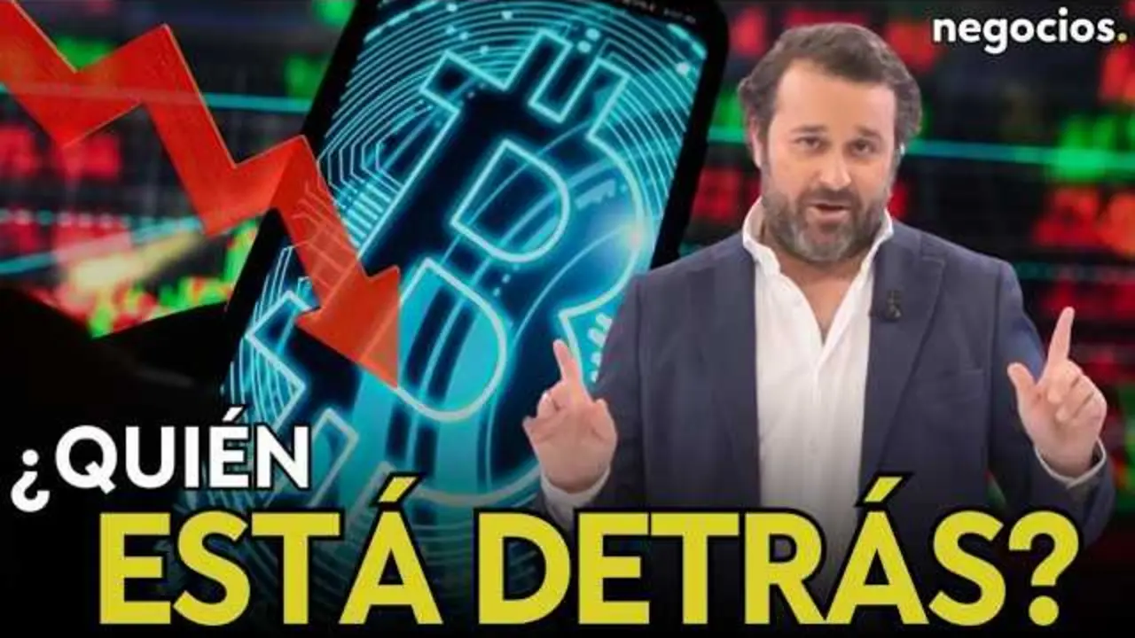 Gr&aacute;fico de barras descendentes con el logo de Bitcoin en primer plano, simbolizando la ca&iacute;da de la criptomoneda.<br>                        <br>                        <br>                        <br>                      