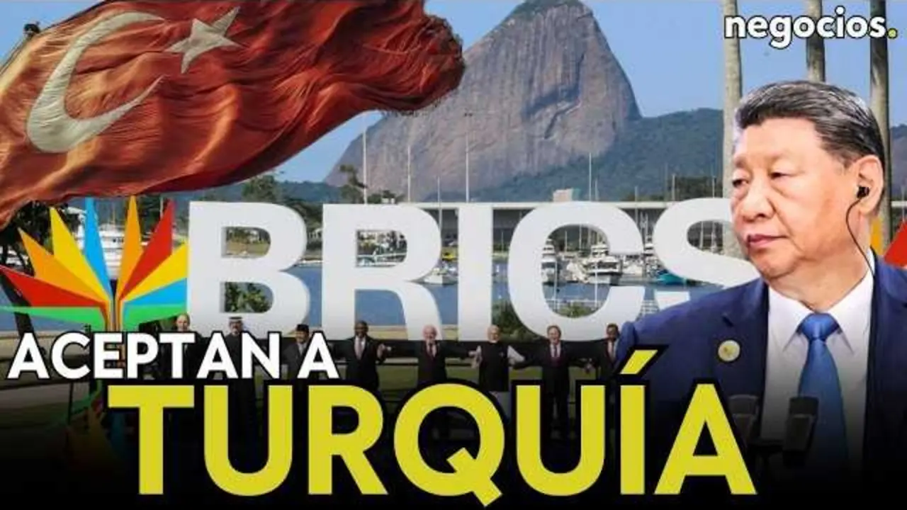 Fotograf&iacute;a en alta definici&oacute;n que muestra la bandera de Turqu&iacute;a ondeando con la ciudad de Estambul de fondo, simbolizando la aspiraci&oacute;n del pa&iacute;s hacia una integraci&oacute;n internacional m&aacute;s amplia.<br>                        <br>                        <br>                        <br>                      