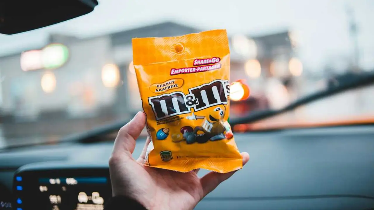 M&M pexels-introspectivedsgn-7196442