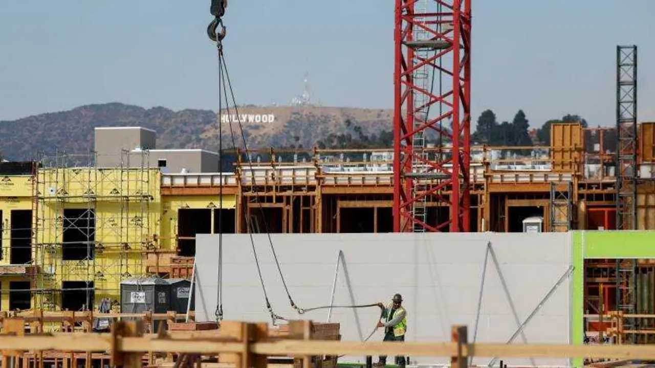 Obra de construcci&oacute;n residencial con trabajadores y actividad de gr&uacute;a en Estados Unidos., EPA/CAROLINE BREHMAN
