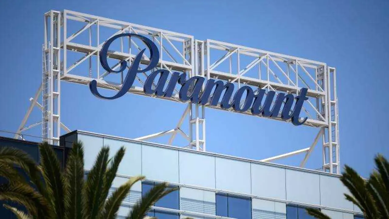 Logo de Paramount en la parte superior de un edificio corporativo, EPA/ALLISON DINNER