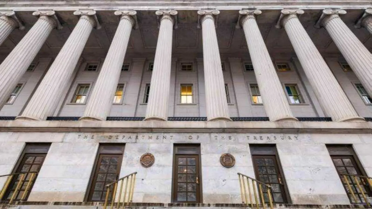 Fachada del Departamento del Tesoro de Estados Unidos, con sus imponentes columnas cl&aacute;sicas y la entrada principal del edificio en primer plano, EPA/JIM LO SCALZO