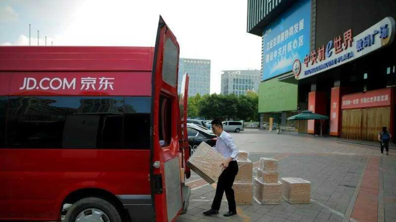 Una furgoneta de JD.com descarga paquetes frente a un complejo comercial en China, en una imagen que refleja la escala log&iacute;stica del grupo, EPA/WU HONG