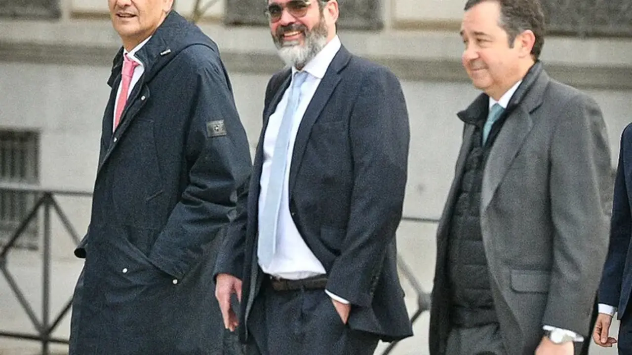 Cyrus de Weck, socio de GIP (en el centro), a la llegada a la Audiencia Nacional esta ma&ntilde;ana junto a sus abogados Daniel Jim&eacute;nez y Manuel Romero. JMCadenas EXPANSION