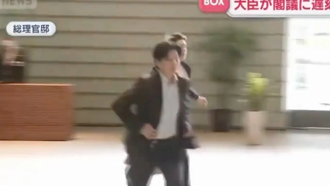 &ldquo;He llegado con retraso&rdquo;: el ministro japon&eacute;s se disculpa por 180 segundos y deja a todos descolocados
