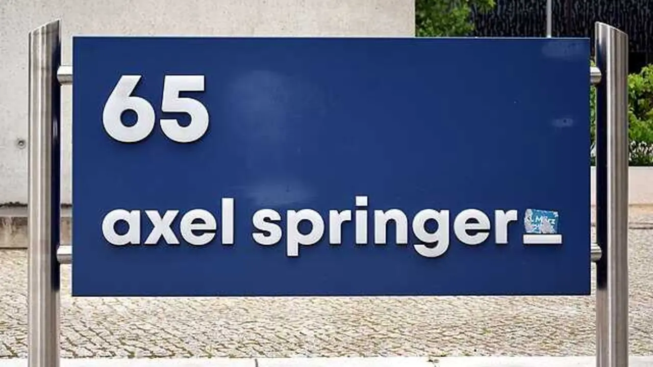 65 Axel Springer" en el atrio del edificio alto Axel Springer en la calle Axel-Springer-Strasse en Berl&iacute;n-Kreuzberg, Alemania.