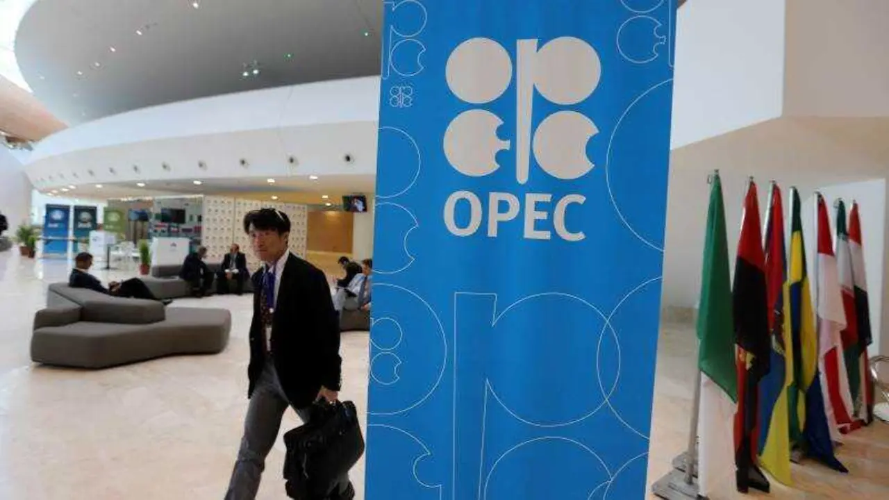 Sede de la OPEC con su logotipo en primer plano y las banderas de pa&iacute;ses miembros al fondo, EPA-EFE/MOHAMED MESSARA
