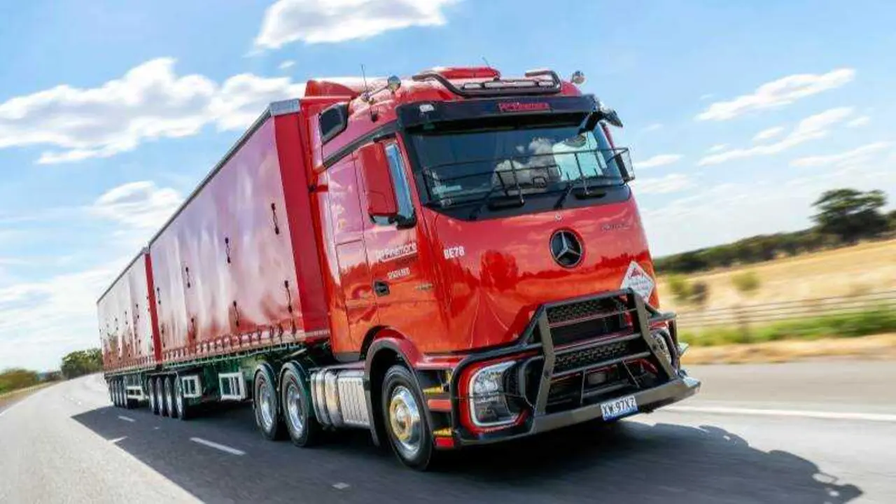 Un cami&oacute;n rojo de Daimler Truck circula por una autopista, COURTESY OF DAIMLERTRUCK.COM