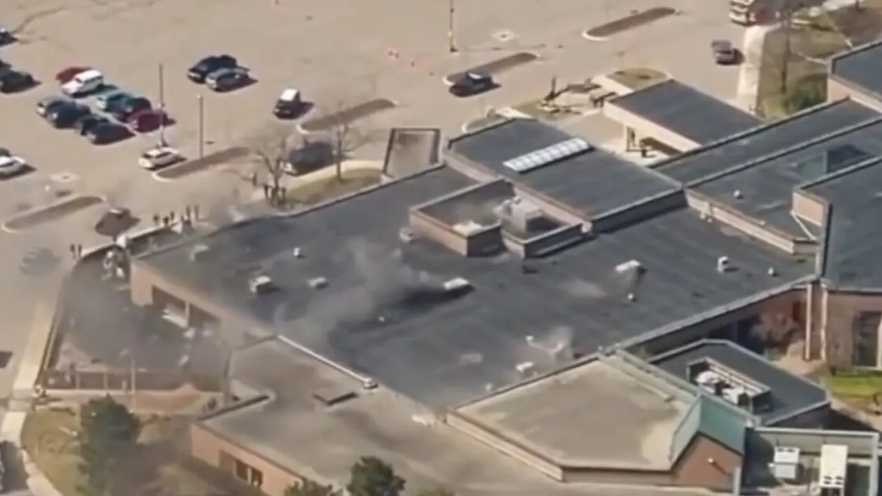 Atacante muerto tras irrumpir en una sinagoga de Michigan: embiste el edificio, abre fuego y acaba neutralizado por seguridad